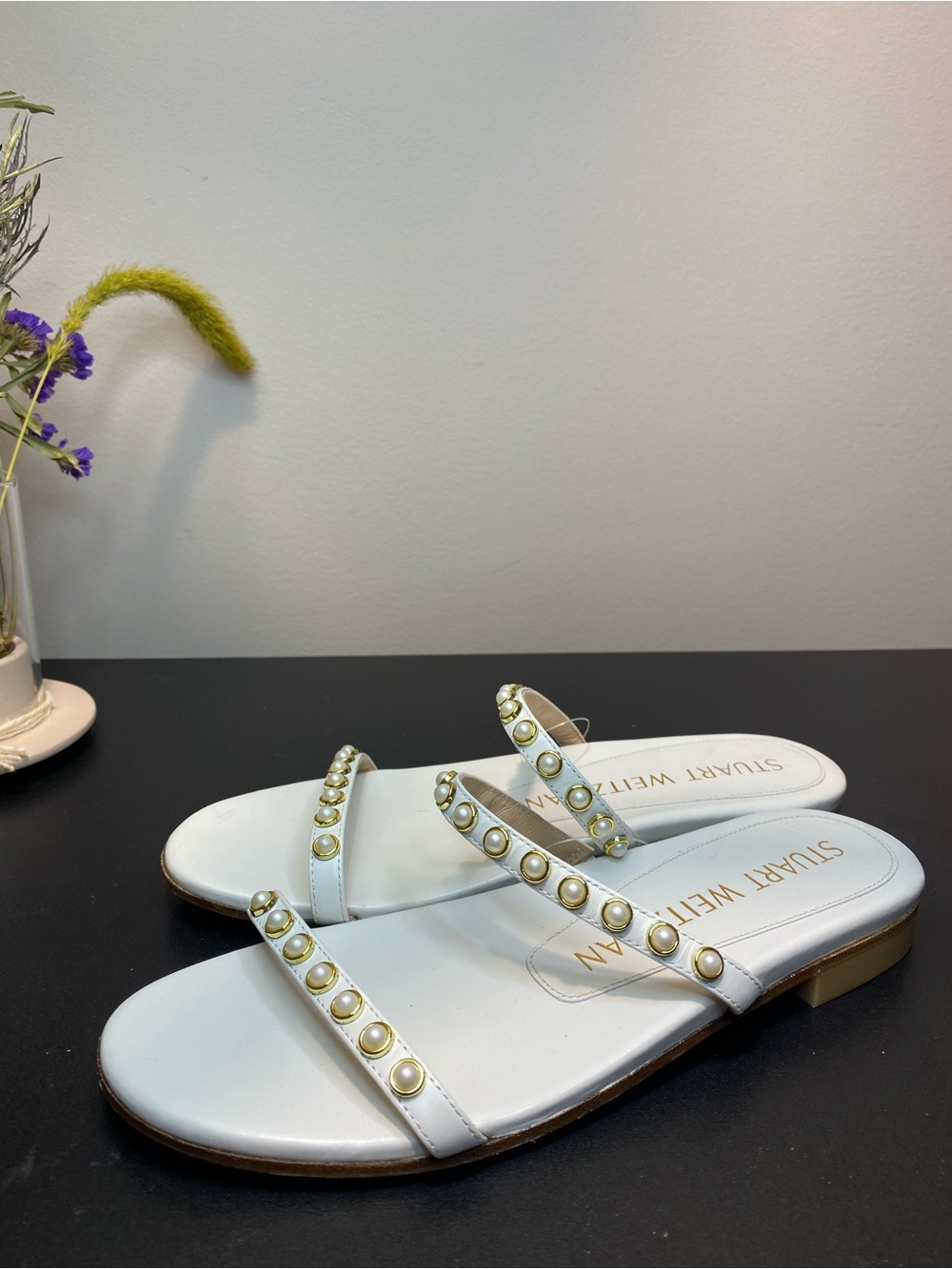 Stuart Weitzman Women's Ameliese Pearl White Flat Sandals 5.5 / S4402